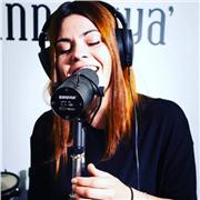 Chanteuse passionnée et polyvalente propose des cours à domicile